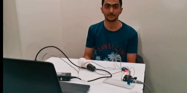 طالب بيعرض مشروع التحكم في الإضاءة